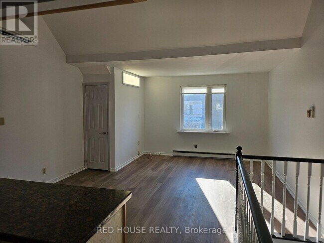 Photo - 37 Connaught Ave Unité Upper