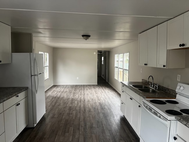 Building Photo - Newly Renovated 2/1 in Lake Front Community Unit Lot 39