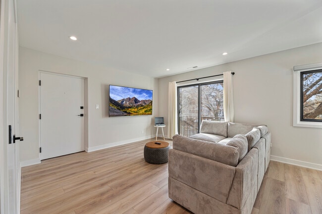 Photo - 7109 N Western Ave Unidad 2N