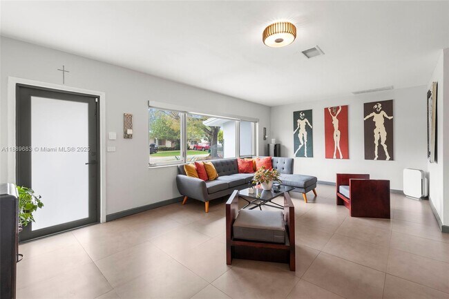 Photo - 425 NE 114th St