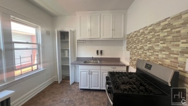 Building Photo - FRESHLY RENOVATED VERY BRIGHT  2 BEDROOMS ... Unit 2 Rental