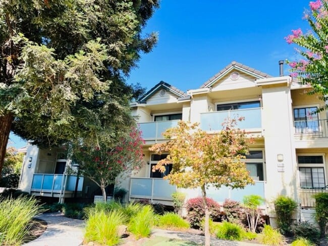 Building Photo - Move-In Ready, 2BD/2BA, Upper-Level, Singl... Rental