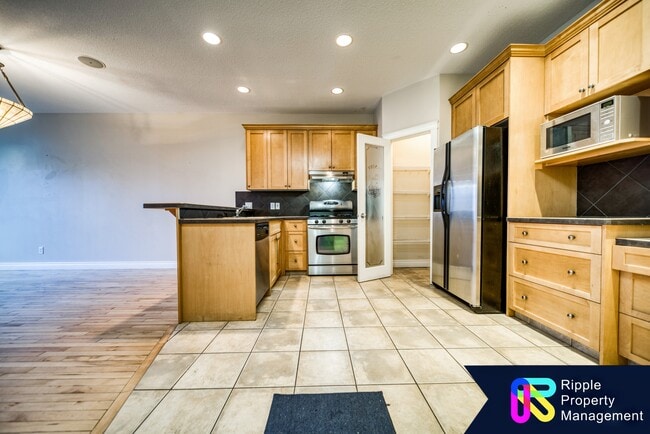 Building Photo - 720-756 Ave SW