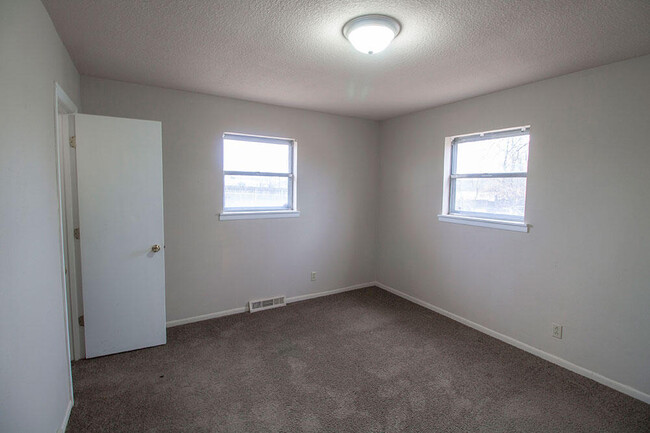 Photo - 36 E Clearview Dr House