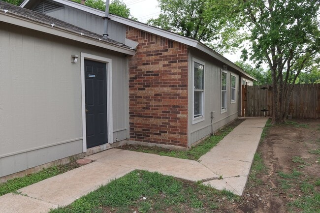 Building Photo - Bucks Run Duplex