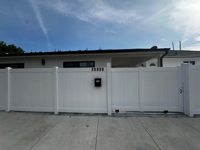 Photo - 15950 Cohasset St