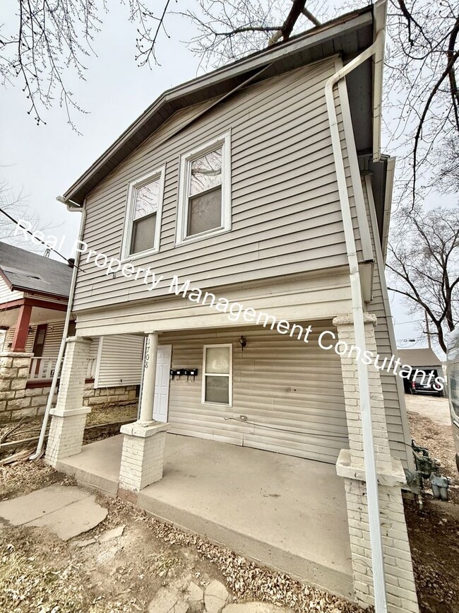 Building Photo - Updated 2-Bedroom Duplex in Kansas City, KS