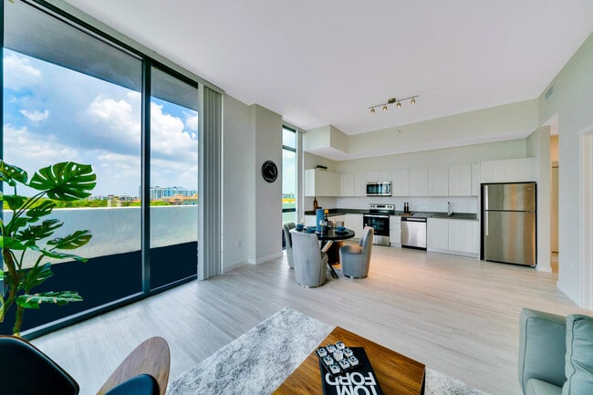 Building Photo - Nine Hollywood