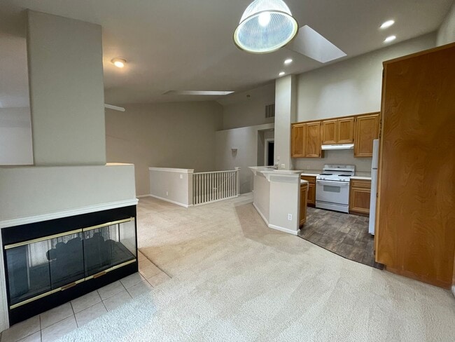 Building Photo - 2 Bed 2 Full Bath Townhome Style Apartment w/Attached Garage Unit 1905