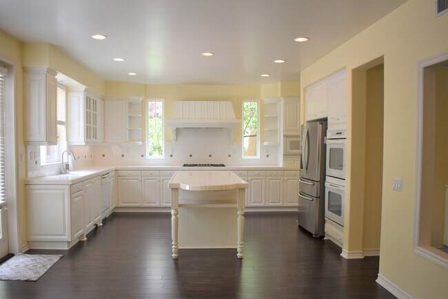 Photo - Beautiful 5 bedroom, 5 bath home in Desira...