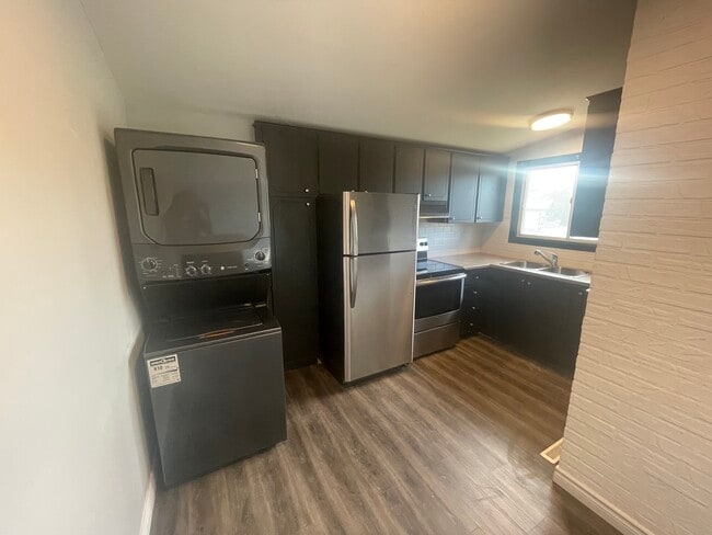 Building Photo - 3 Bedroom Main Floor on East Mountain Unit 1