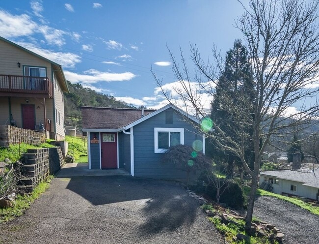 Building Photo - Newly Remodeled 2 Bedroom House with Storage!