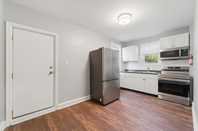 Photo - Updated 2 Bedroom Apartment with Central Air & Private Deck — Excellent Location for Commuters Unidad 2