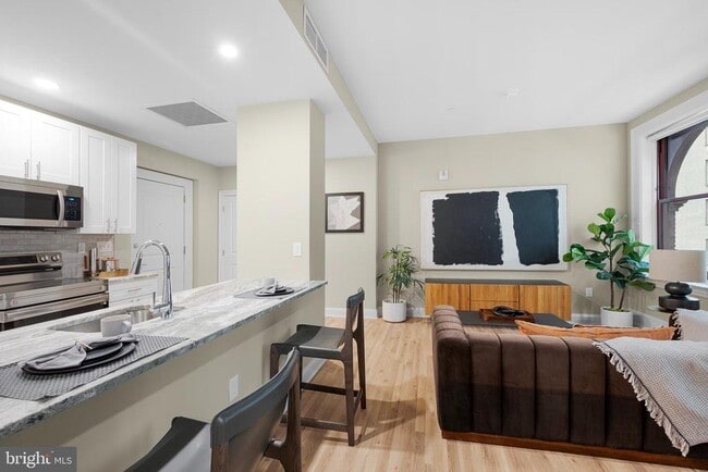 Building Photo - 1420 Chestnut St Unit 202 Rental