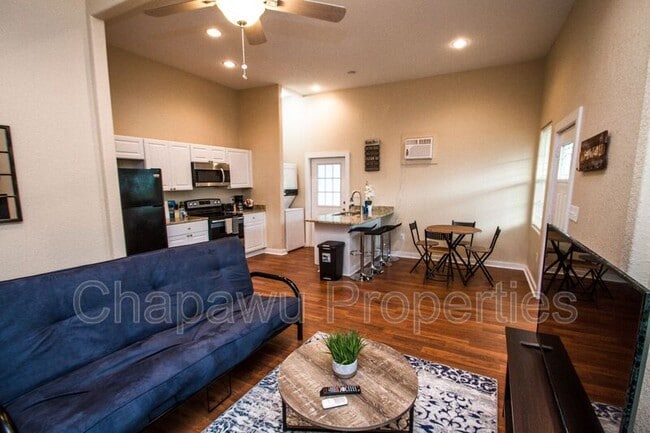 Building Photo - 121 Douglas Way St Unit #A