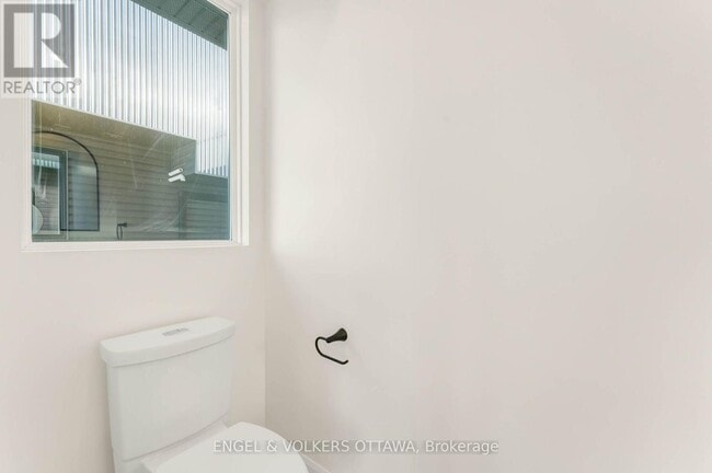 Photo - 130 Carillon St