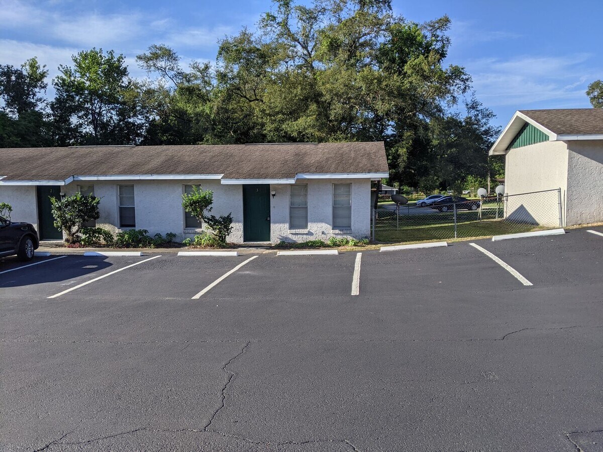 Photo - 1 bedroom, 1 bathroom Apartment - washer & dryer in unit! Clinton Avenue Dade City