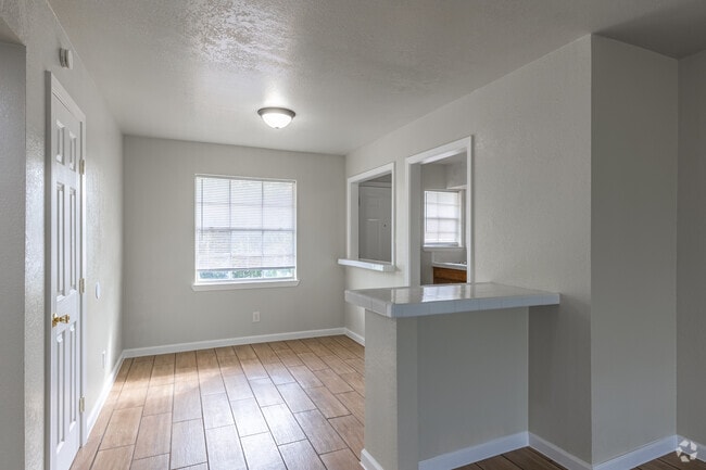 2BR, 1BA - 654SF - Dining Room