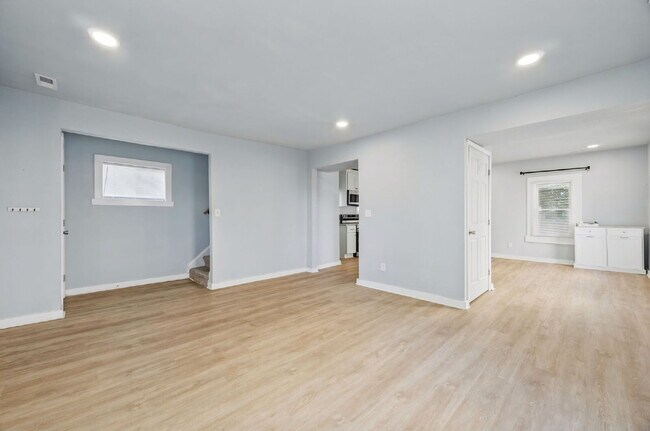 Photo - 3 Bed 1.5 bath Updated House Fenced yard -Pets