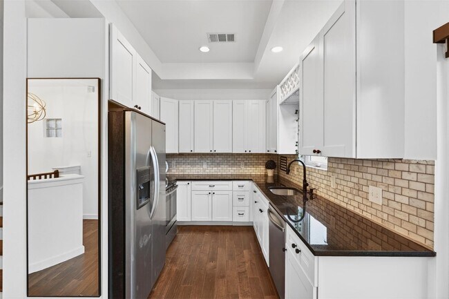 Photo - 2716 Bagby St