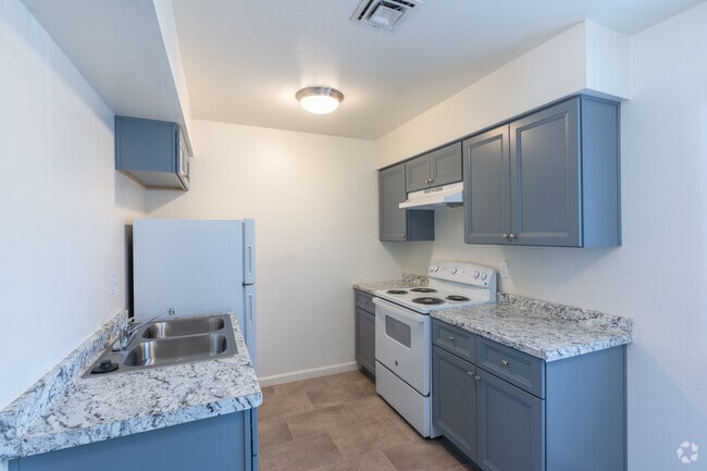 2BR, 1BA - 825SF - Kitchen