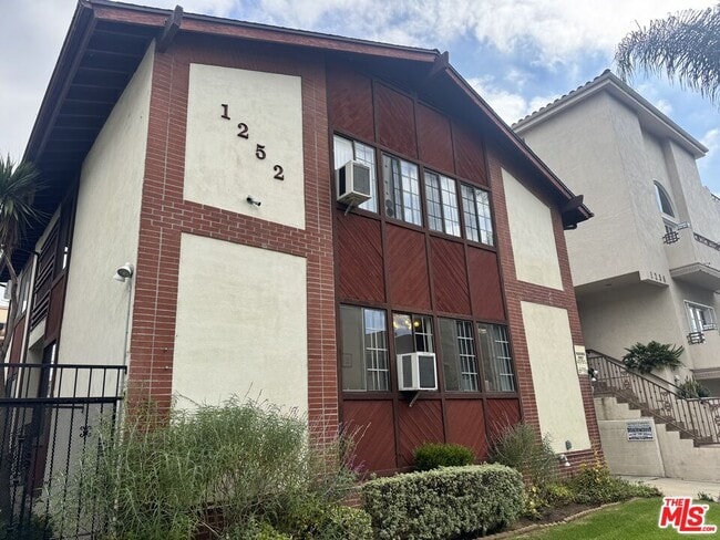 Photo - 1252 Barry Ave Unit 6