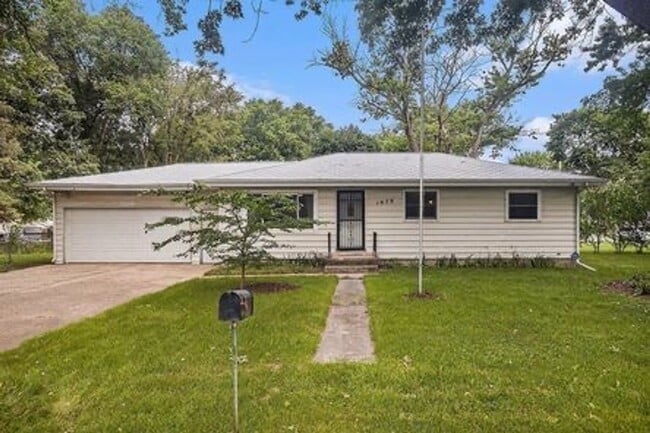 Photo - Beautiful Remodeled 3/1 home with large yard! - Ask about our Deposit Free Leasing opportunity!