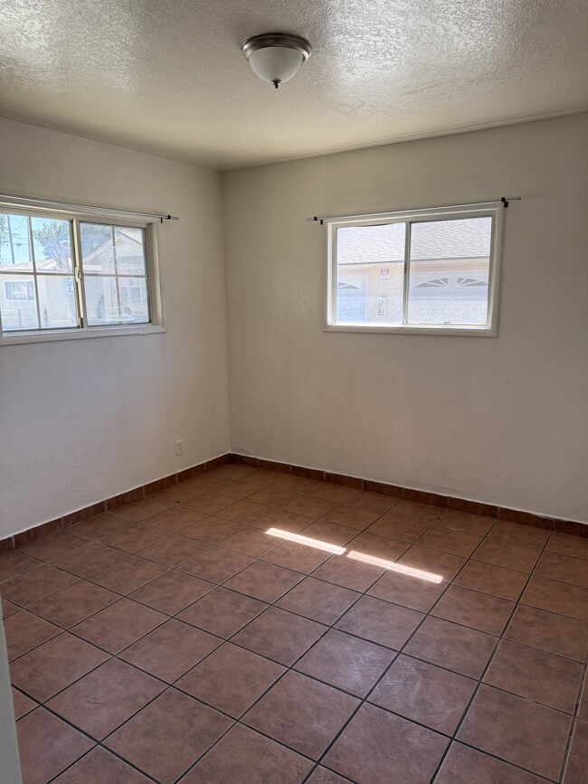 Photo - 4044 Mennes Ave