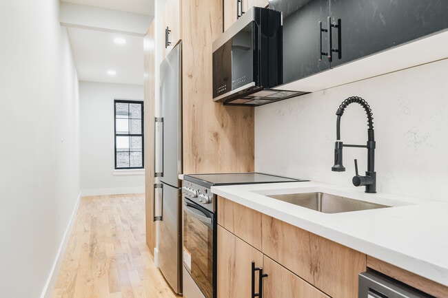 Photo - 657 E 187th St