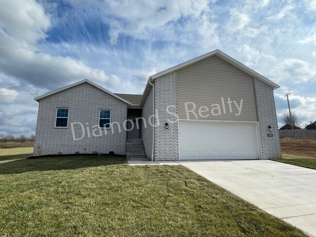 Building Photo - 4 Bedroom Home Available Early February - Great Neighborhood & Ozark Schools!