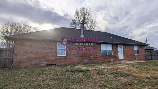 Photo - 3 Bedroom Home With Large Fenced Yard!