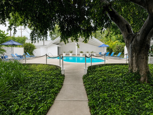 Hana Kiki Pool & Cabana 1