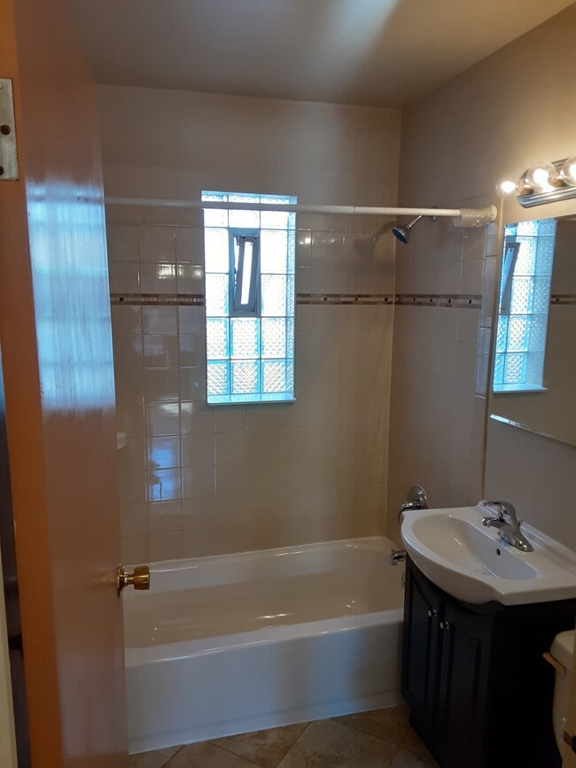 Bathroom - 6945 Stanley Ave Unit 10