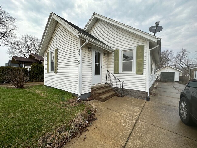 Photo - 404 E Bird-Charming single family home for rent in Vandercook Lake