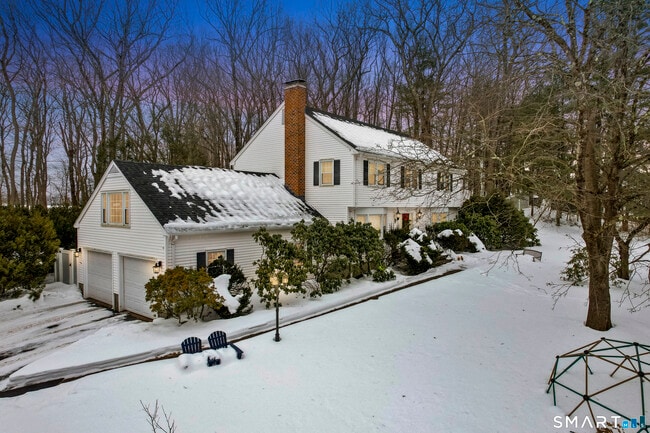 Building Photo - 10 Candlewood Ln