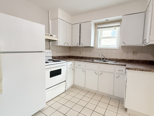 Building Photo - 2403 Pillette Rd