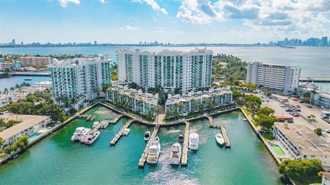 Building Photo - 7910 Harbor Island Dr Unit 7910 Harbor Island Dr # 402