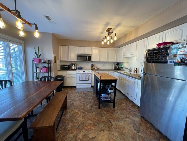 Large eat in kitchen - 9100 Waterford Rhye Cir
