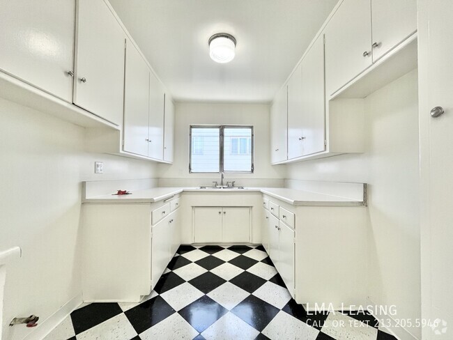 Building Photo - Charming 1-Bedroom Apartment in Prime Beve... Unit 8