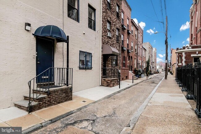 Photo - 937 Christian St Unit 2R