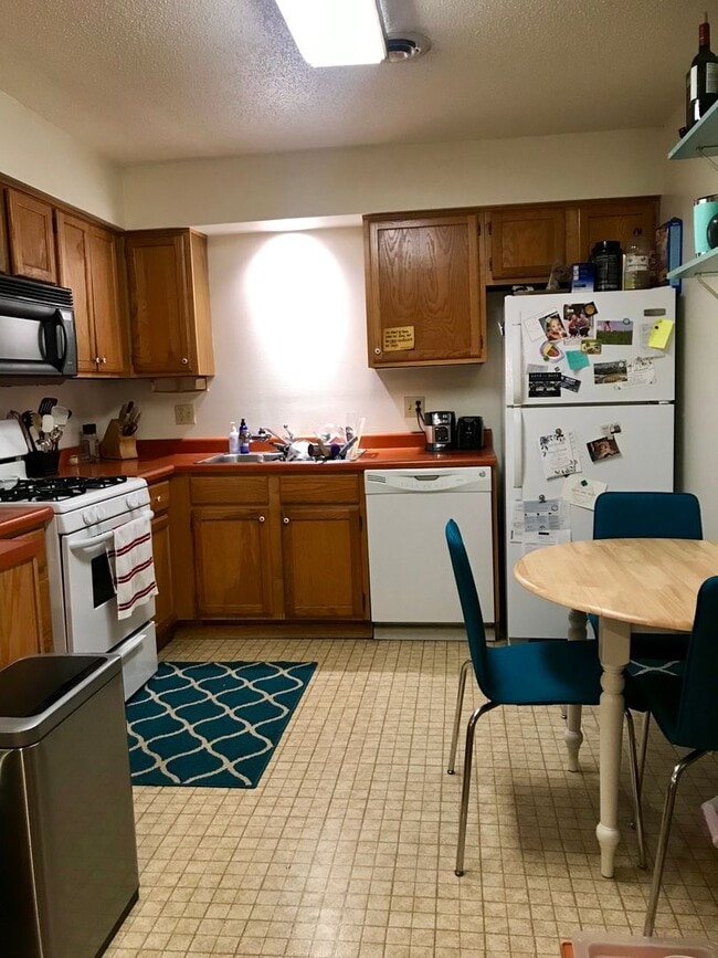 Photo - River Street Unidad 221 River St - 2br