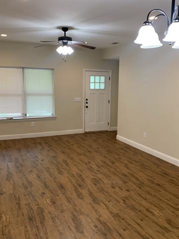 Photo - 921 W Day St