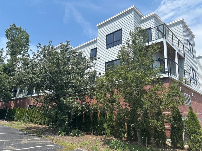 Building Photo - 1391 Main St Unit 304