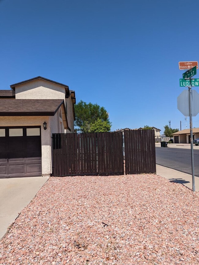 306 E Ludlow Dr