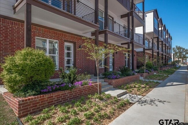 Photo - 522 W Erwin St