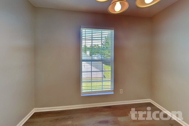 Photo - 190 Fairclift Dr