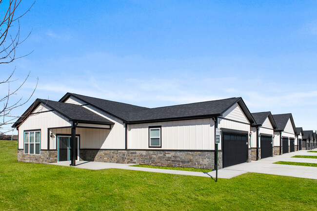 Beautiful building exterior - The Links at Franklin Apartments