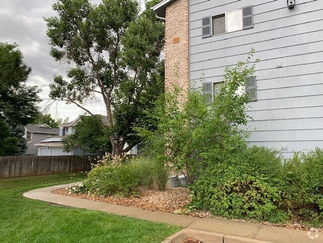 Building Photo - 2-Bedroom condo with carport for rent at H... Unit 8