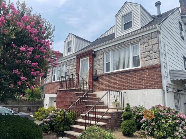 Building Photo - 169 Trenchard St Unit 1 Rental