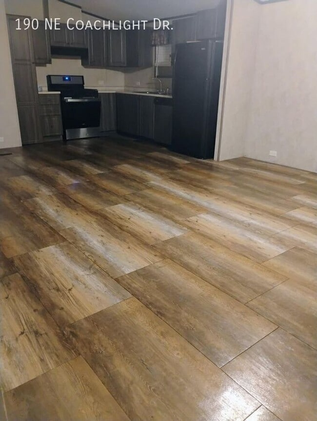 Building Photo - 190 Coachlight Dr